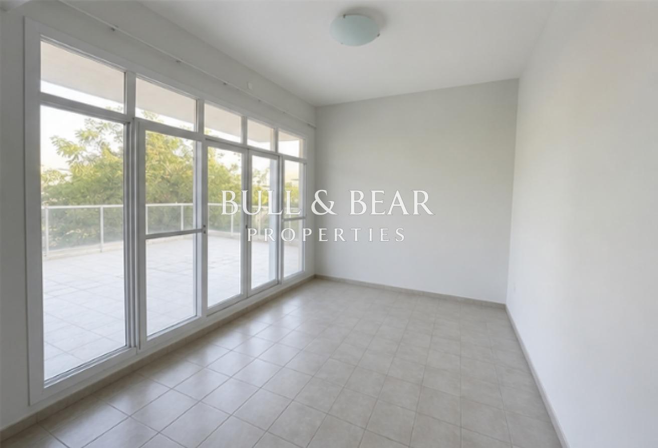 Spacious 5BR | Near Pool & Park | Modern Style photo 6