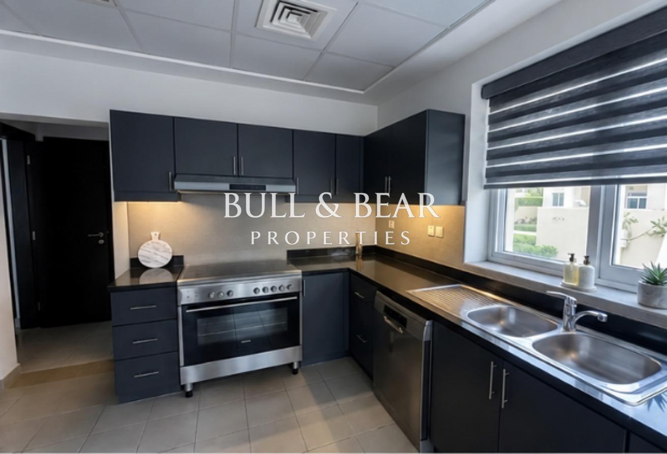 Spacious 5BR | Near Pool & Park | Modern Style photo 16