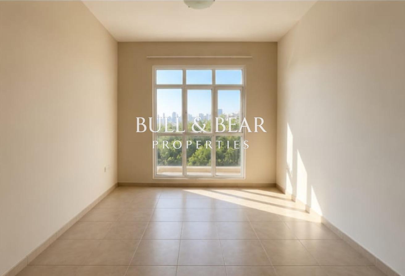 Spacious 5BR | Near Pool & Park | Modern Style photo 11