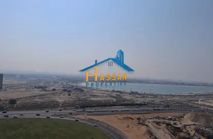 شقة - 2 غرف نوم - 4 حمامات للايجار في برج بوابة المدينة - التعاون - الشارقة