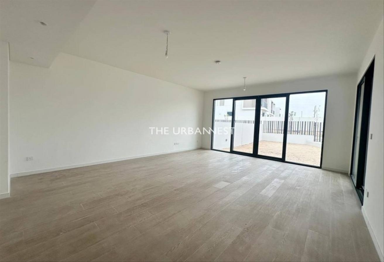 Single Row | Park Facing | Large Plot | 4 Bed photo 4