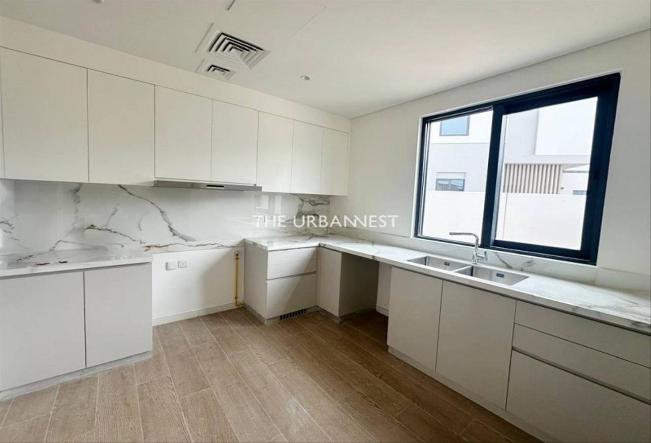 Single Row | Park Facing | Large Plot | 4 Bed photo 5