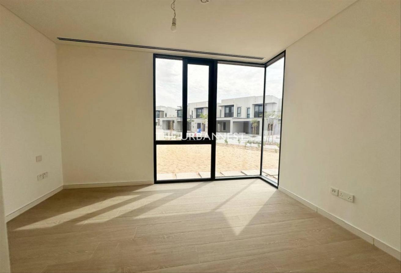 Single Row | Park Facing | Large Plot | 4 Bed photo 13