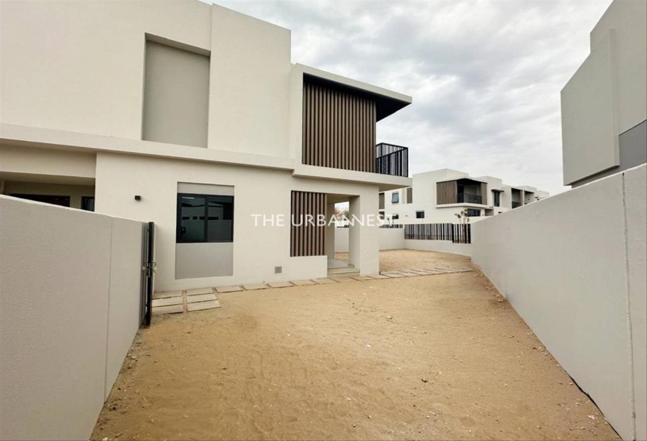 Single Row | Park Facing | Large Plot | 4 Bed photo 2