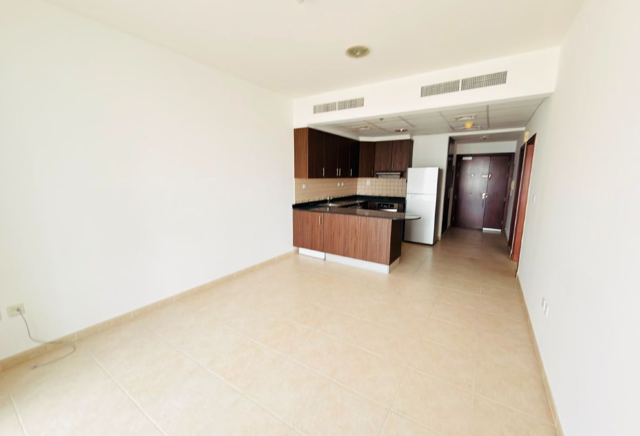 Spacious 1BR with Balcony | Multiple Cheques gallery image