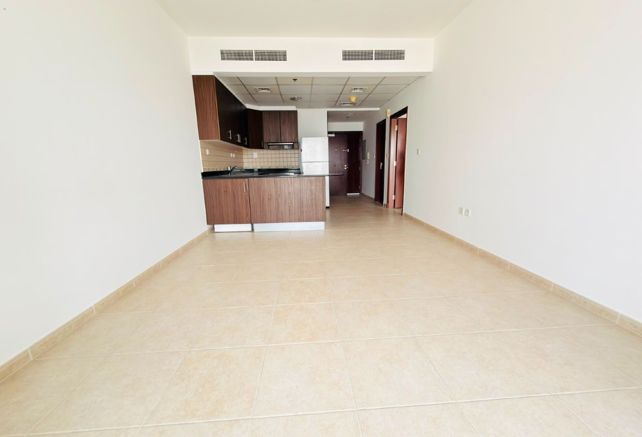 Spacious 1BR with Balcony | Multiple Cheques