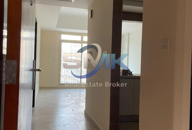 1 BR Upgraded Apartment with Covered Parking
