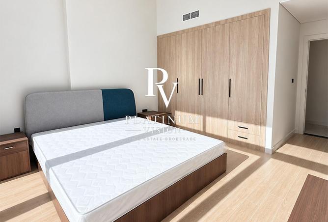 MOVE-IN READY! Furnished | Mid-Floor | Street View — photo 4