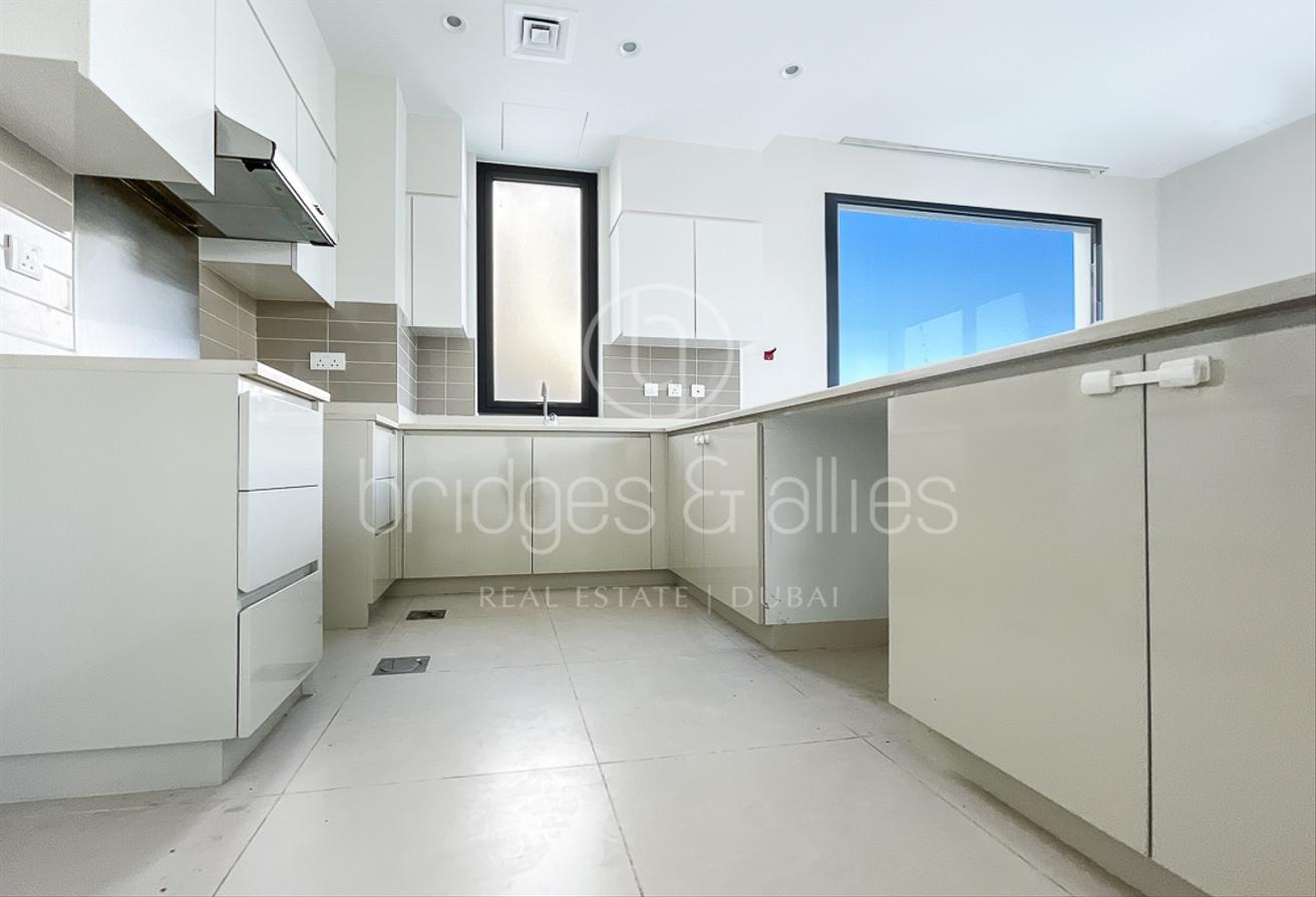 5 BED 3E | 2 MINS WALK TO POOL AND PARK | VACANT photo 7