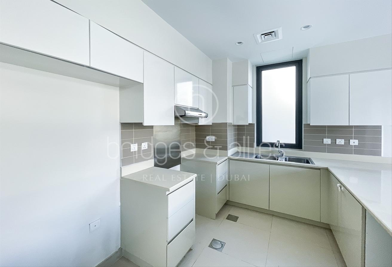 5 BED 3E | 2 MINS WALK TO POOL AND PARK | VACANT photo 6