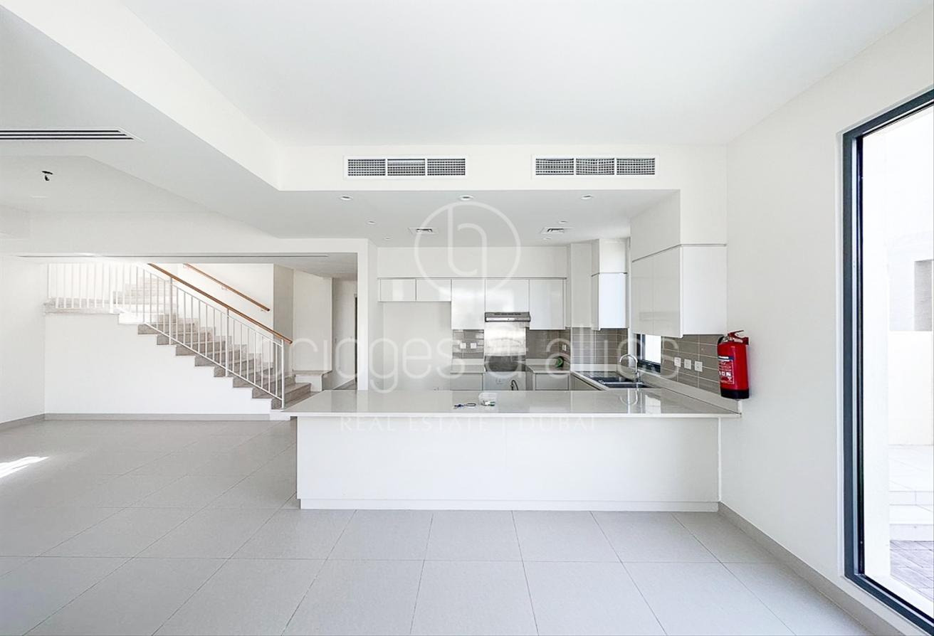 5 BED 3E | 2 MINS WALK TO POOL AND PARK | VACANT photo 9