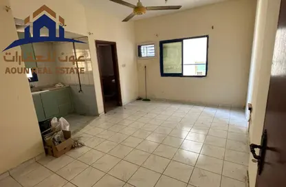 شقة - 1 حمام للايجار في بناء النباعة - النبعة - الشرق - الشارقة