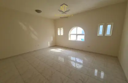 شقة - 2 غرف نوم - 2 حمامات للايجار في المجرة - الشرق - الشارقة