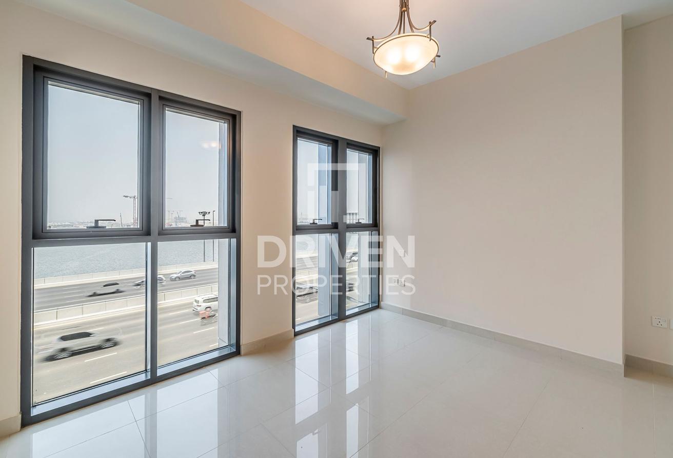Spacious and Bright Apt | Sea View | Vacant photo 7