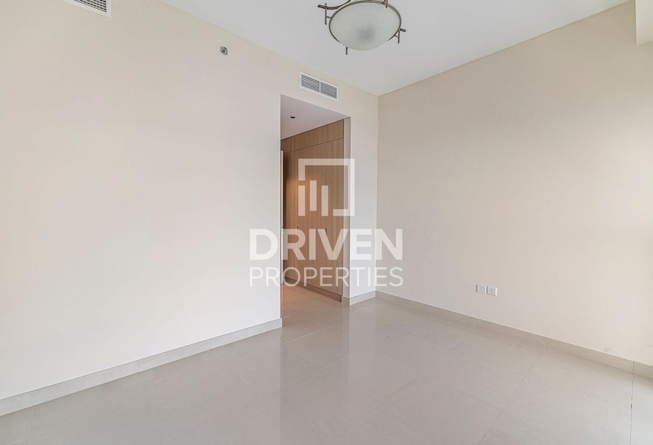 Spacious and Bright Apt | Sea View | Vacant photo 8
