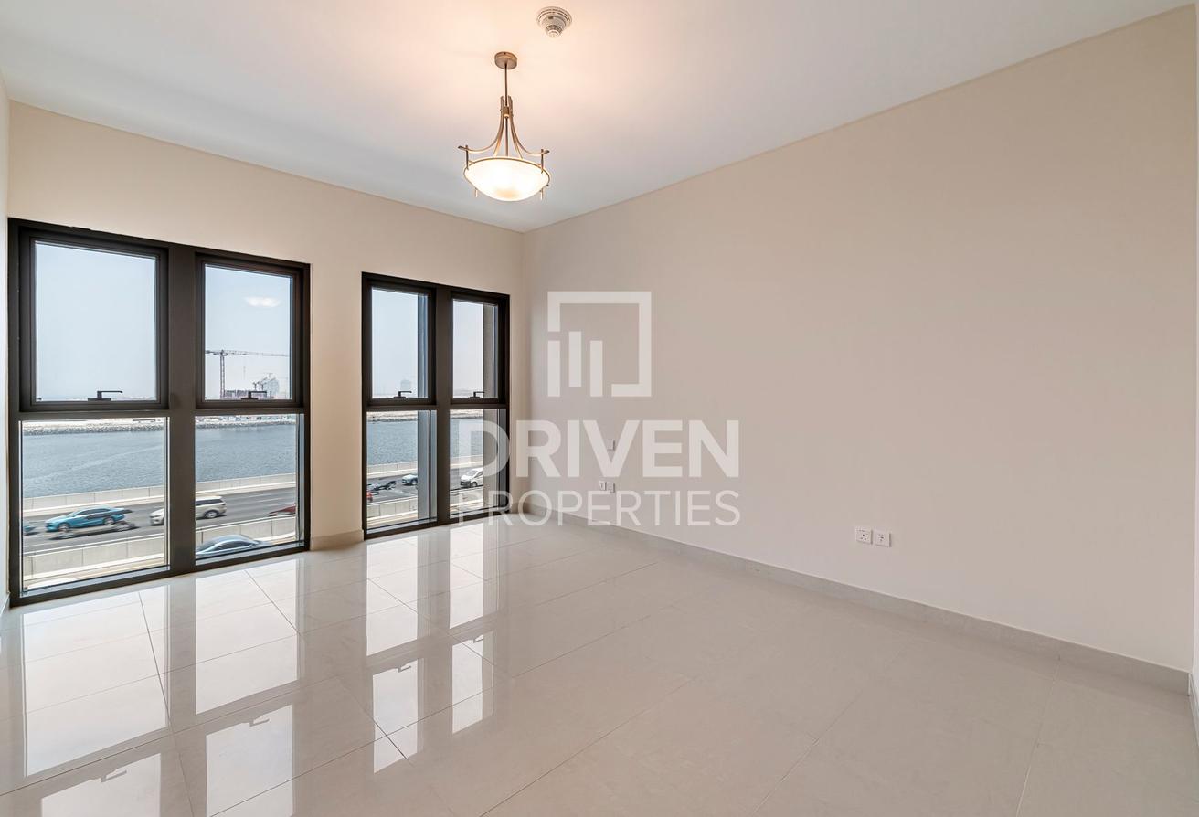 Spacious and Bright Apt | Sea View | Vacant photo 11
