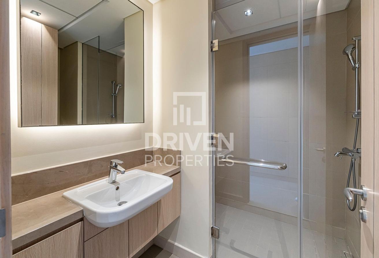Spacious and Bright Apt | Sea View | Vacant photo 18