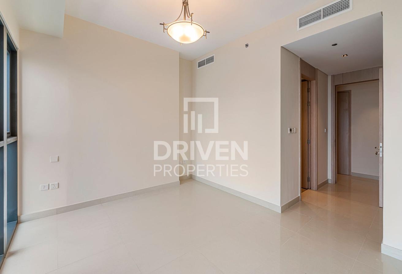 Spacious and Bright Apt | Sea View | Vacant photo 9