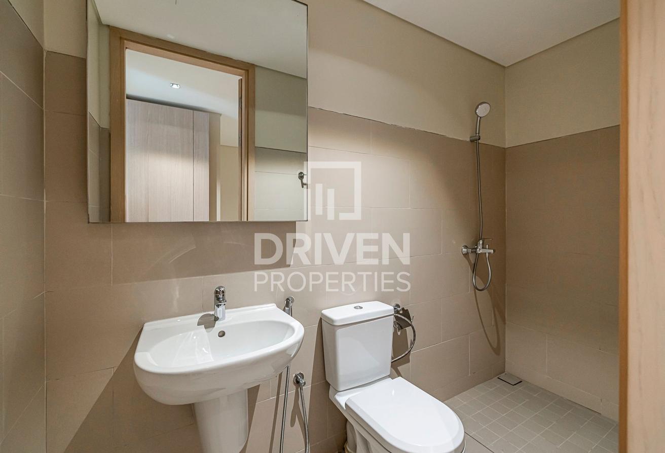 Spacious and Bright Apt | Sea View | Vacant photo 15