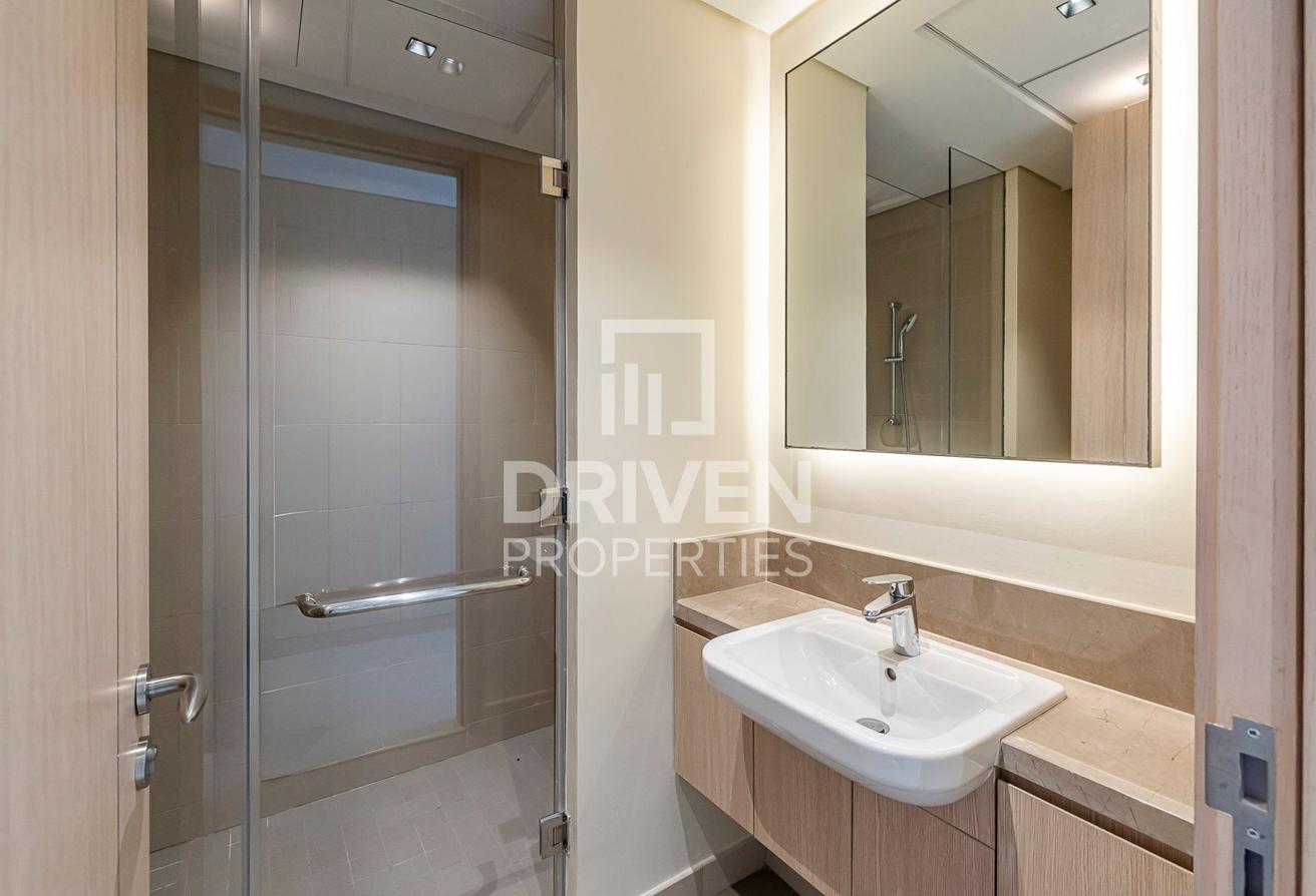 Spacious and Bright Apt | Sea View | Vacant photo 16