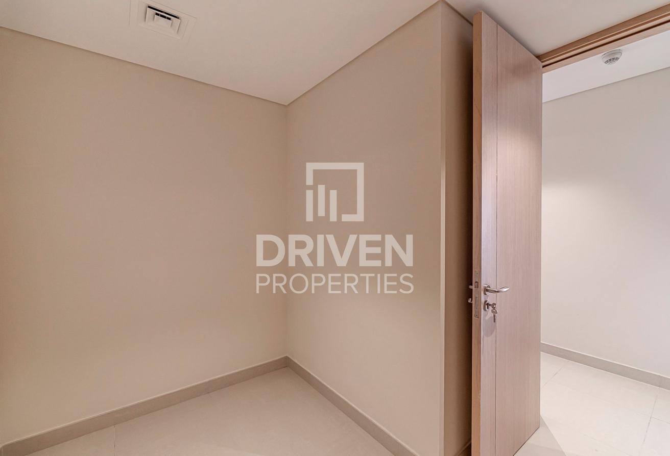 Spacious and Bright Apt | Sea View | Vacant photo 13