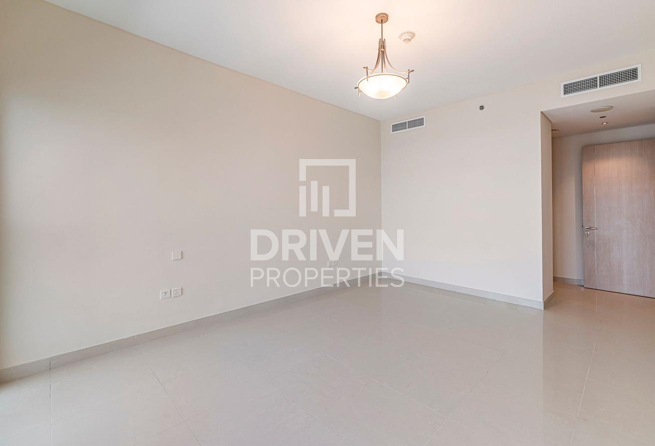 Spacious and Bright Apt | Sea View | Vacant photo 10