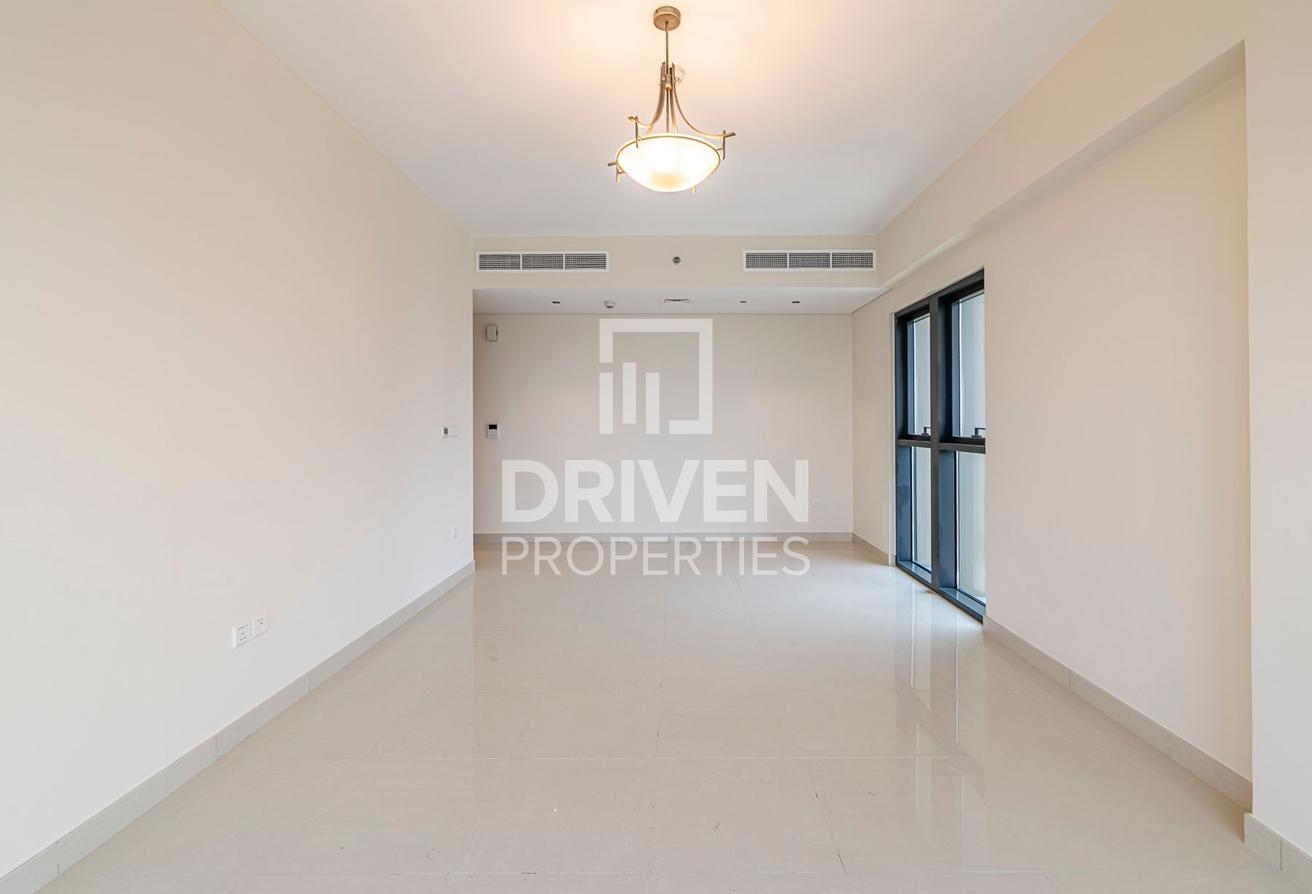 Spacious and Bright Apt | Sea View | Vacant photo 2