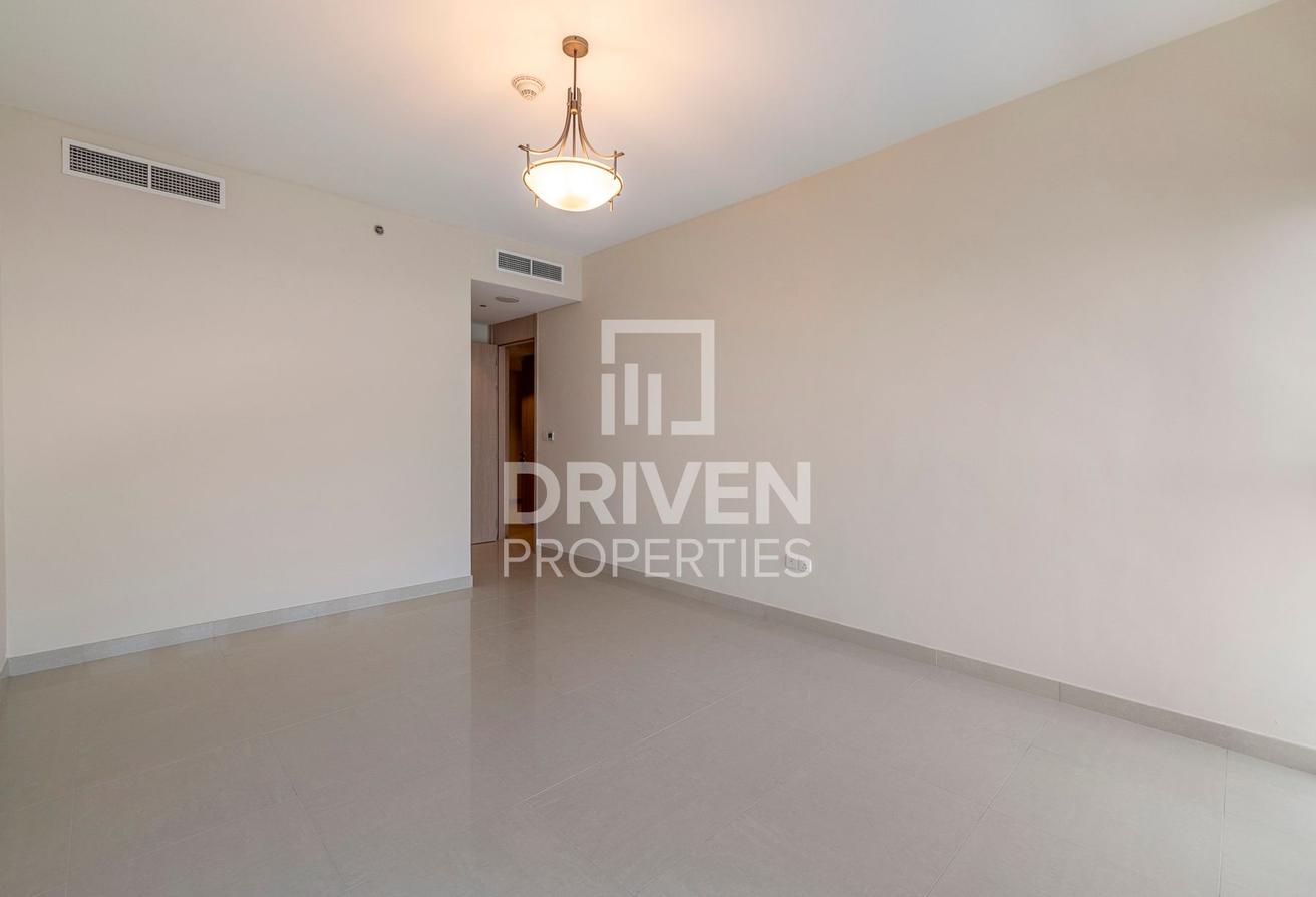 Spacious and Bright Apt | Sea View | Vacant photo 12