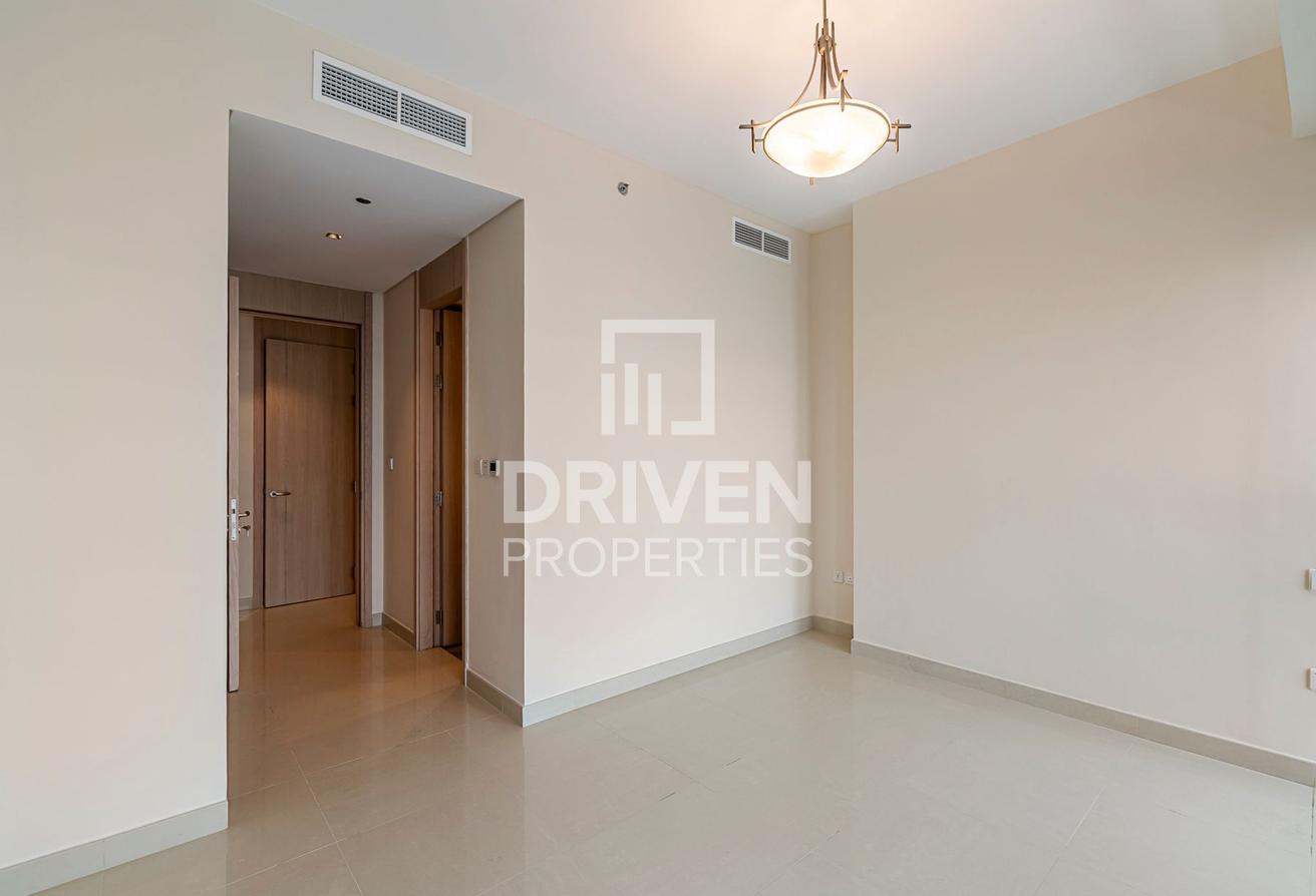 Spacious and Bright Apt | Sea View | Vacant photo 6