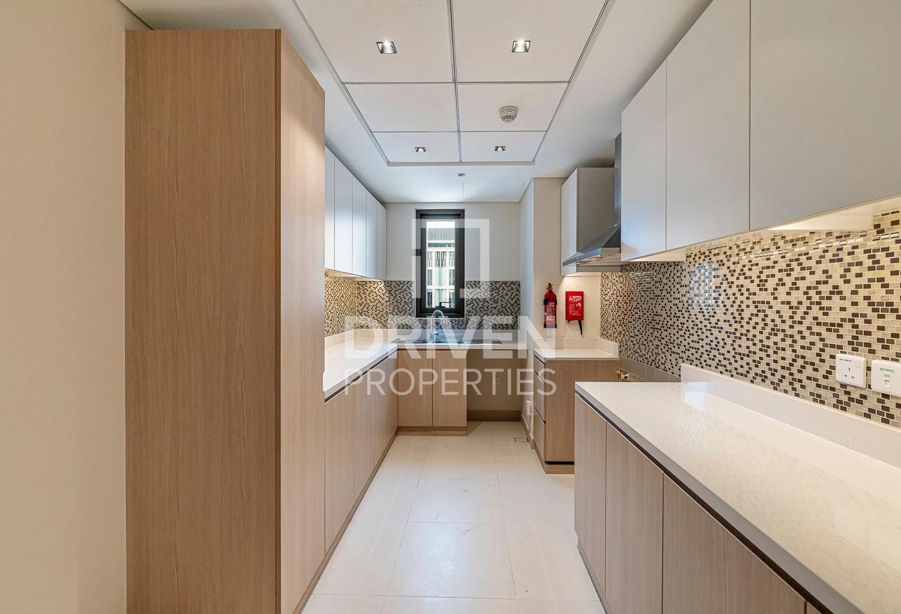 Spacious and Bright Apt | Sea View | Vacant photo 14