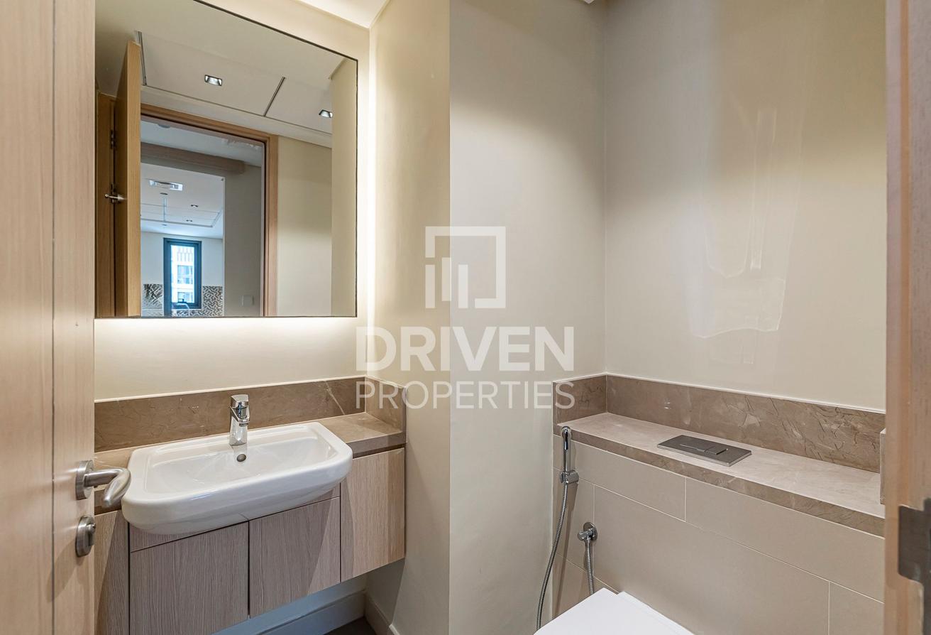 Spacious and Bright Apt | Sea View | Vacant photo 17