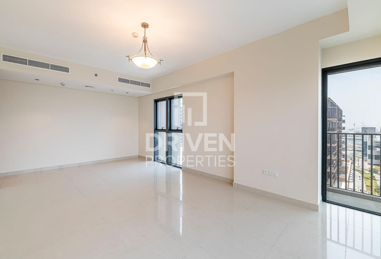 Spacious and Bright Apt | Sea View | Vacant photo 4