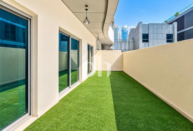 Private Garden with Direct Access to Pool · Vacant — photo 3