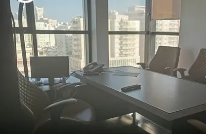 مكتب عمل جماعي - استوديو - 2 حمامات للايجار في مكاتب برج الساعه - المصلى - الغرب - الشارقة