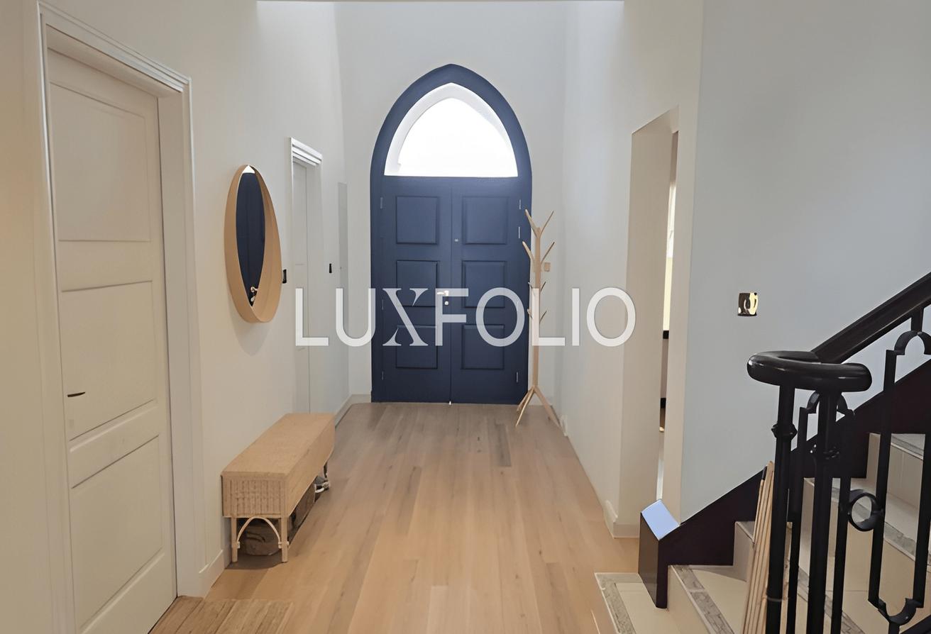 Semi Upgraded | Vacant | Unfurnished photo 6
