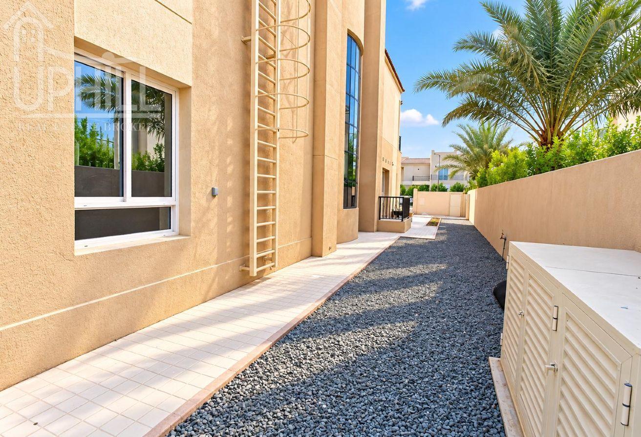 Spacious 6 Beds Independent Villa Prime Location photo 26