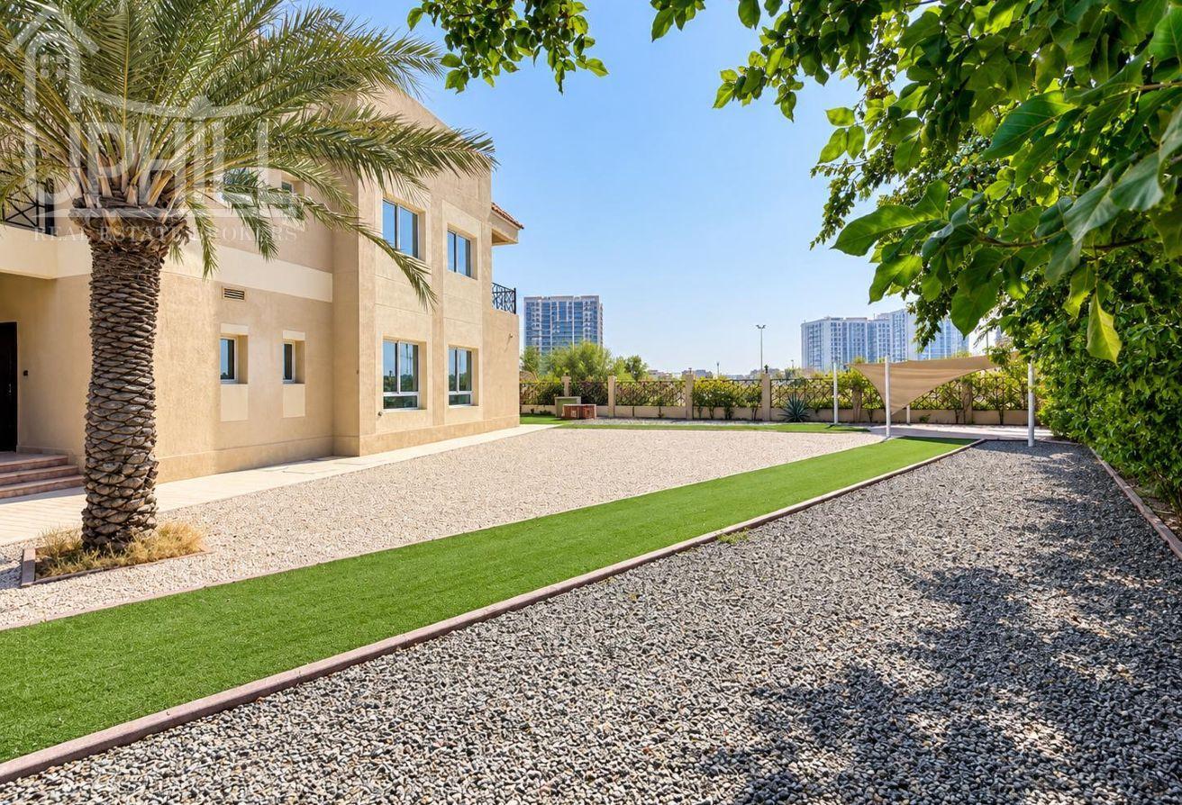 Spacious 6 Beds Independent Villa Prime Location photo 20