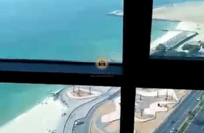 شقة - 2 غرف نوم - 3 حمامات للبيع في برج الكورنيش - طريق كورنيش عجمان - عجمان