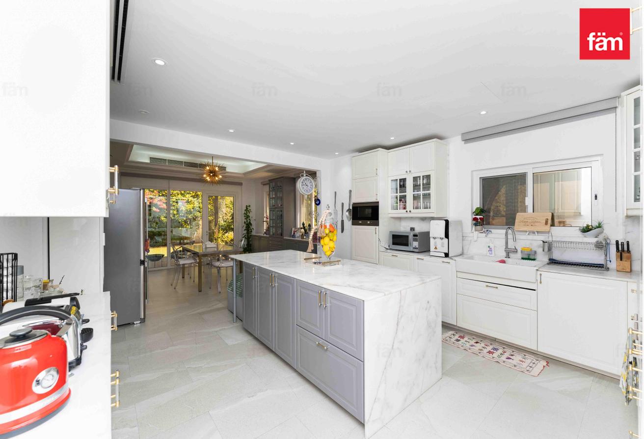 Upgraded | Spacious | Close To Amenities | Prime photo 6