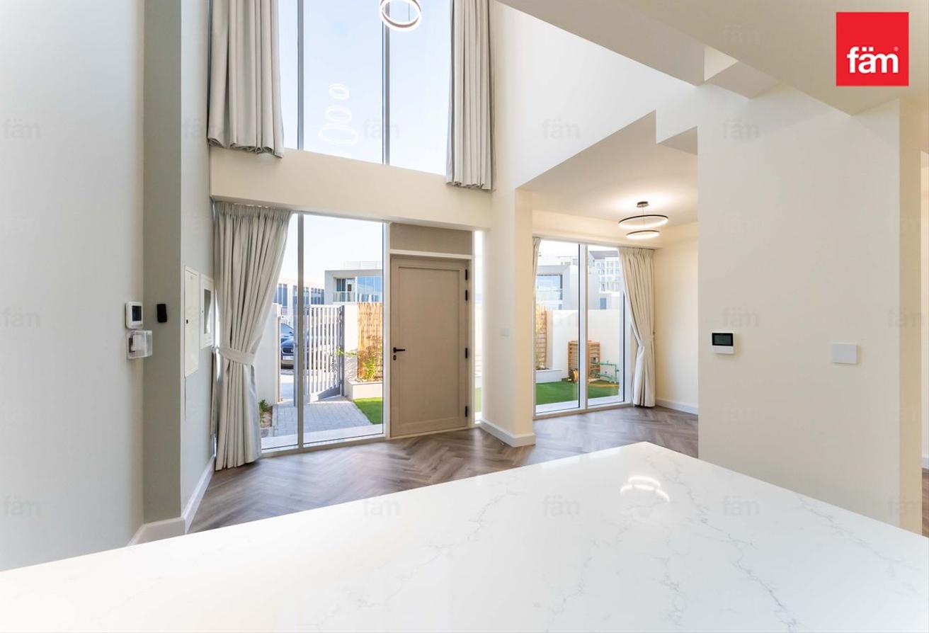 Corner | Luxury | Great Location | Maids | Fitted photo 4