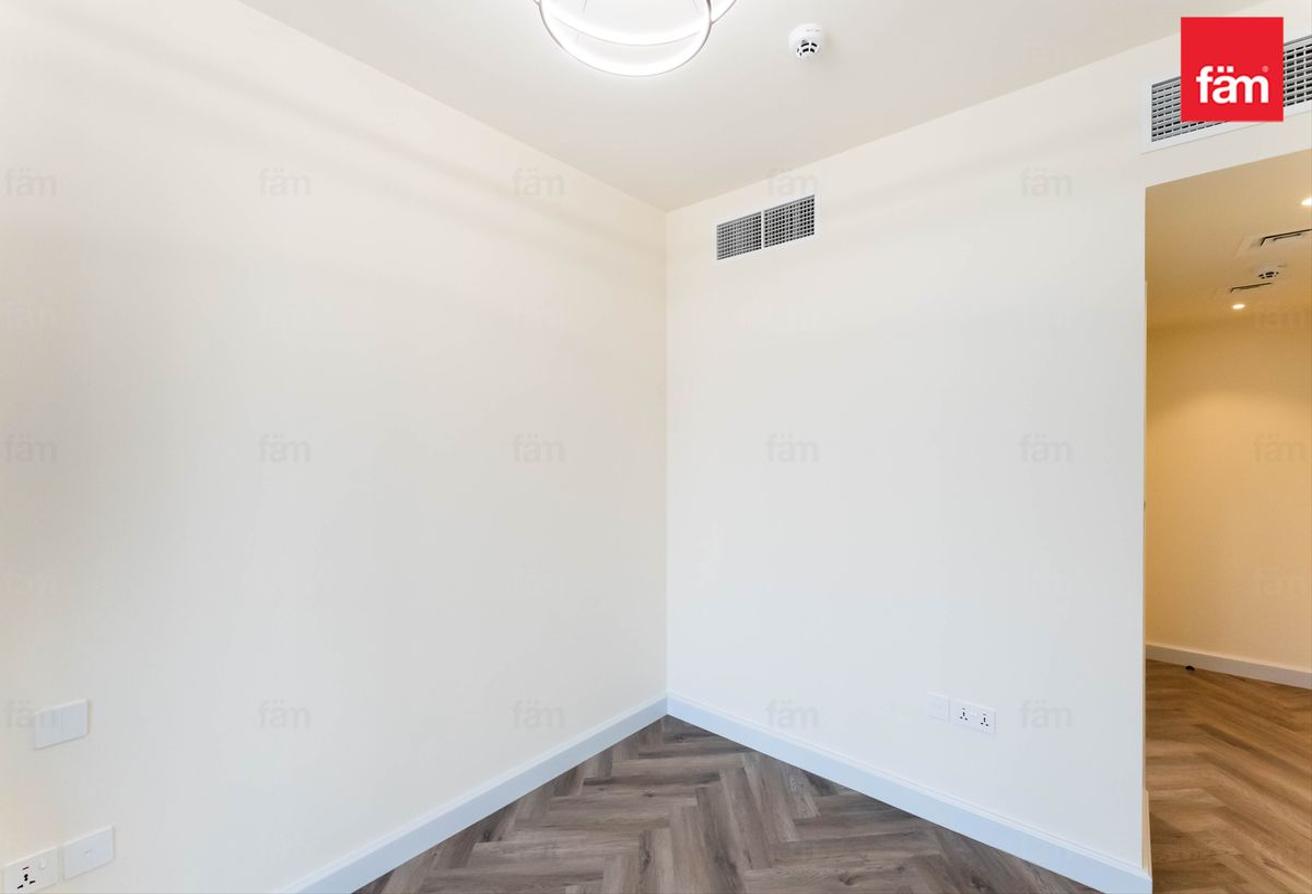 Corner | Luxury | Great Location | Maids | Fitted photo 6