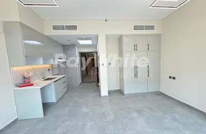 Apartment - 1 Bathroom for rent in Garnet Building - Jumeirah Garden City - Al Satwa - Dubai