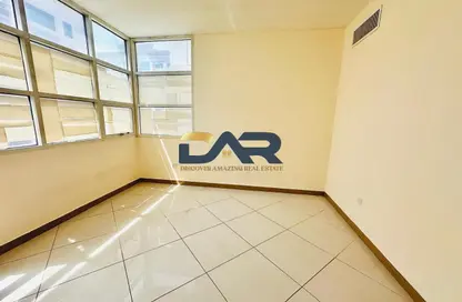 شقة - 2 غرف نوم - 2 حمامات للايجار في شعبية 11 - شعبية - مصفح - أبوظبي