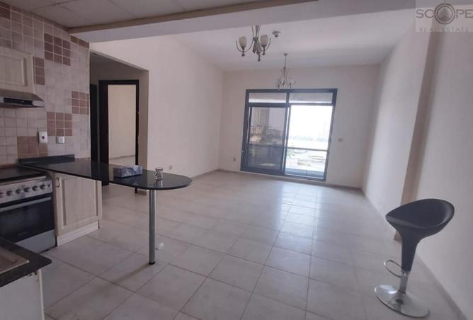 Chiller Free | 854Sqft | Hamza Tower | Balcony photo 3