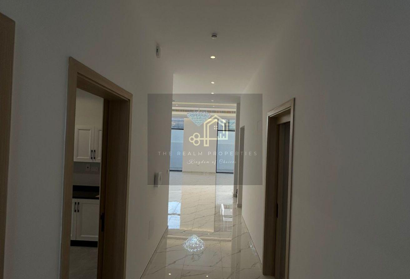 Spacious 6BR Villa in Jumeirah 1 with Maids Room photo 4