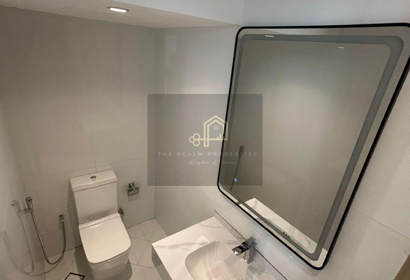 Spacious 6BR Villa in Jumeirah 1 with Maids Room photo 7