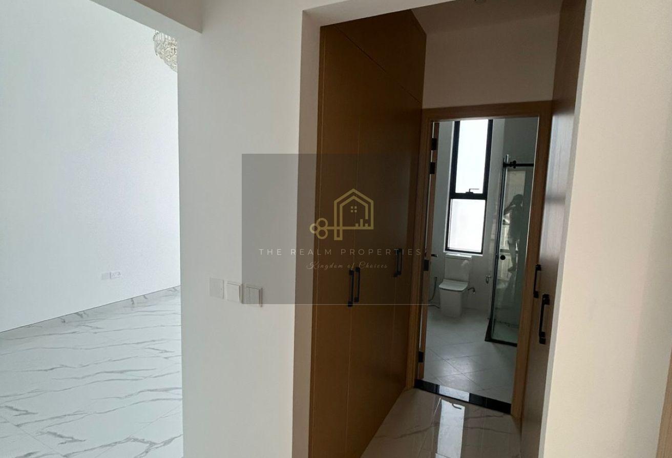 Spacious 6BR Villa in Jumeirah 1 with Maids Room photo 24