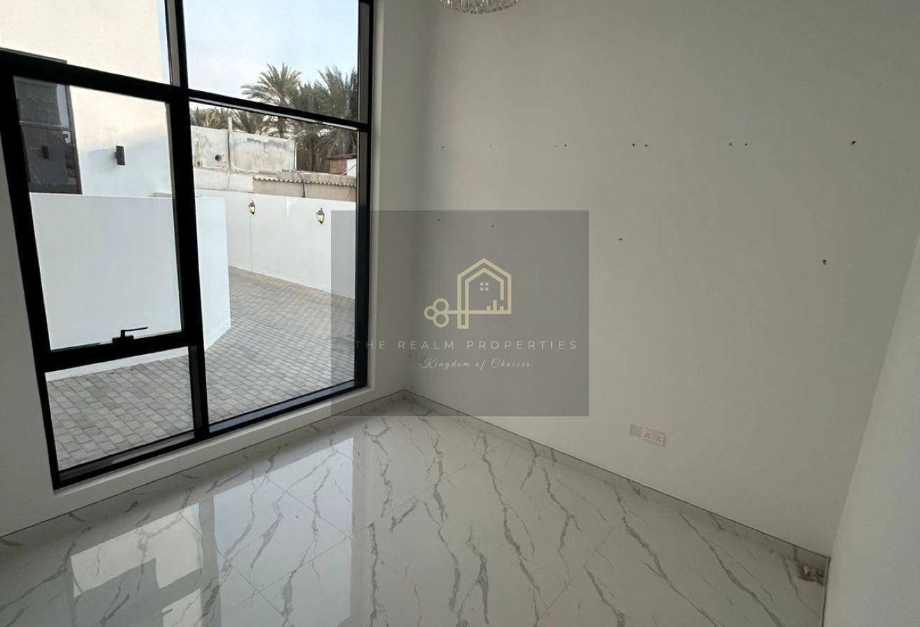 Spacious 6BR Villa in Jumeirah 1 with Maids Room photo 9