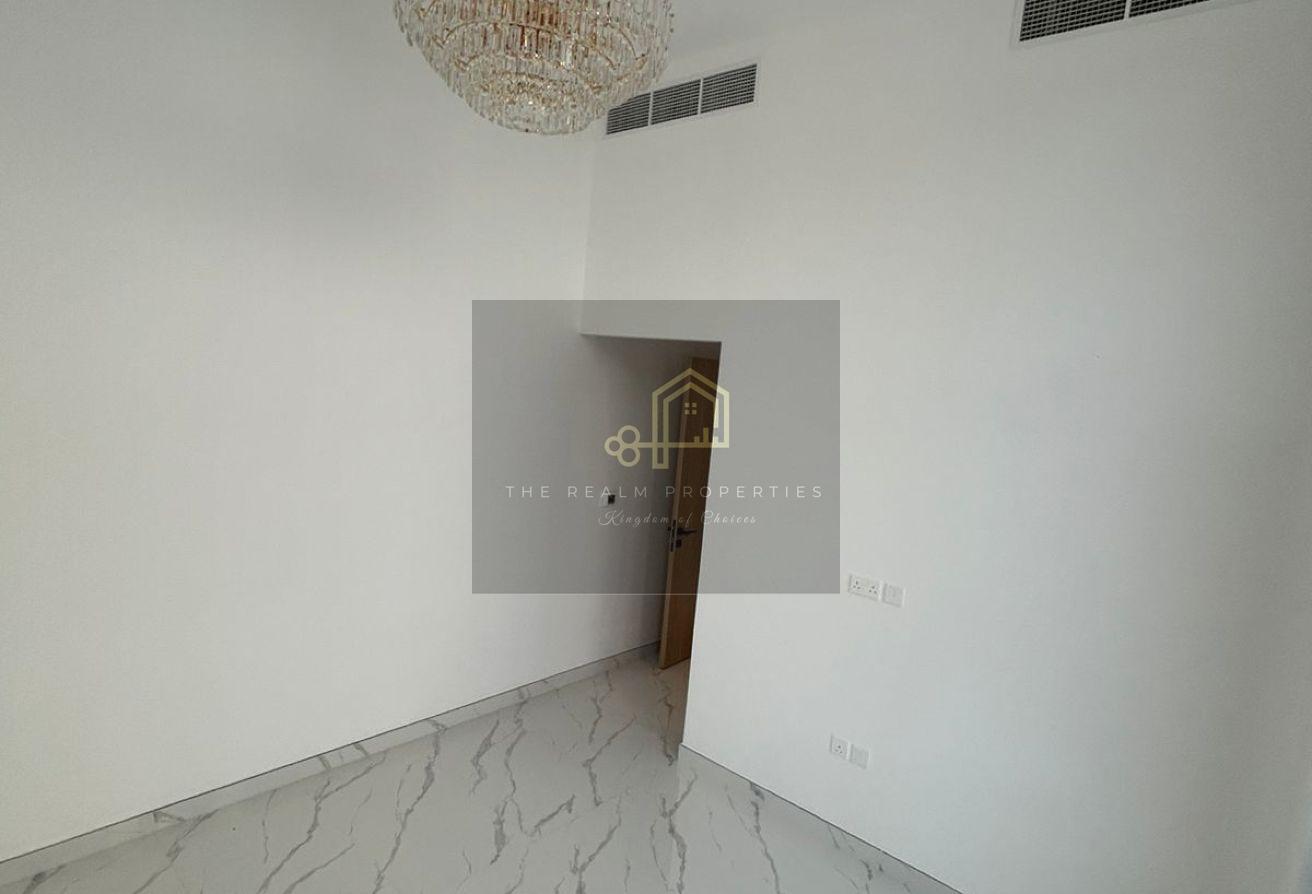 Spacious 6BR Villa in Jumeirah 1 with Maids Room photo 8