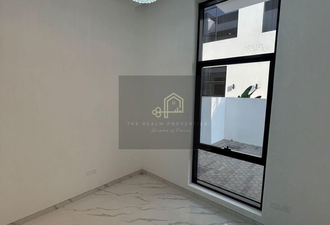 Spacious 6BR Villa in Jumeirah 1 with Maids Room photo 13